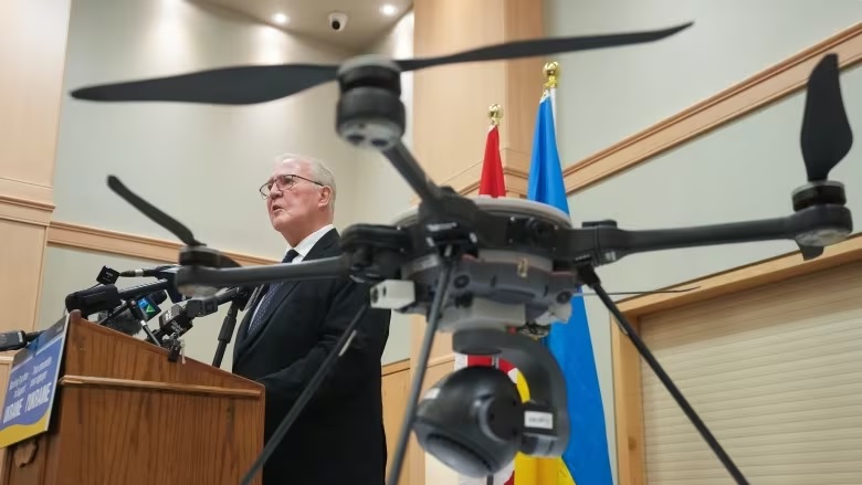 Bộ trưởng Quốc phòng Canada Bill Blair thông báo về việc hỗ trợ thêm máy bay không người lái SkyRanger R70 cho Ukraine ở Toronto, ngày 19-2. Ảnh: The Canadian Press