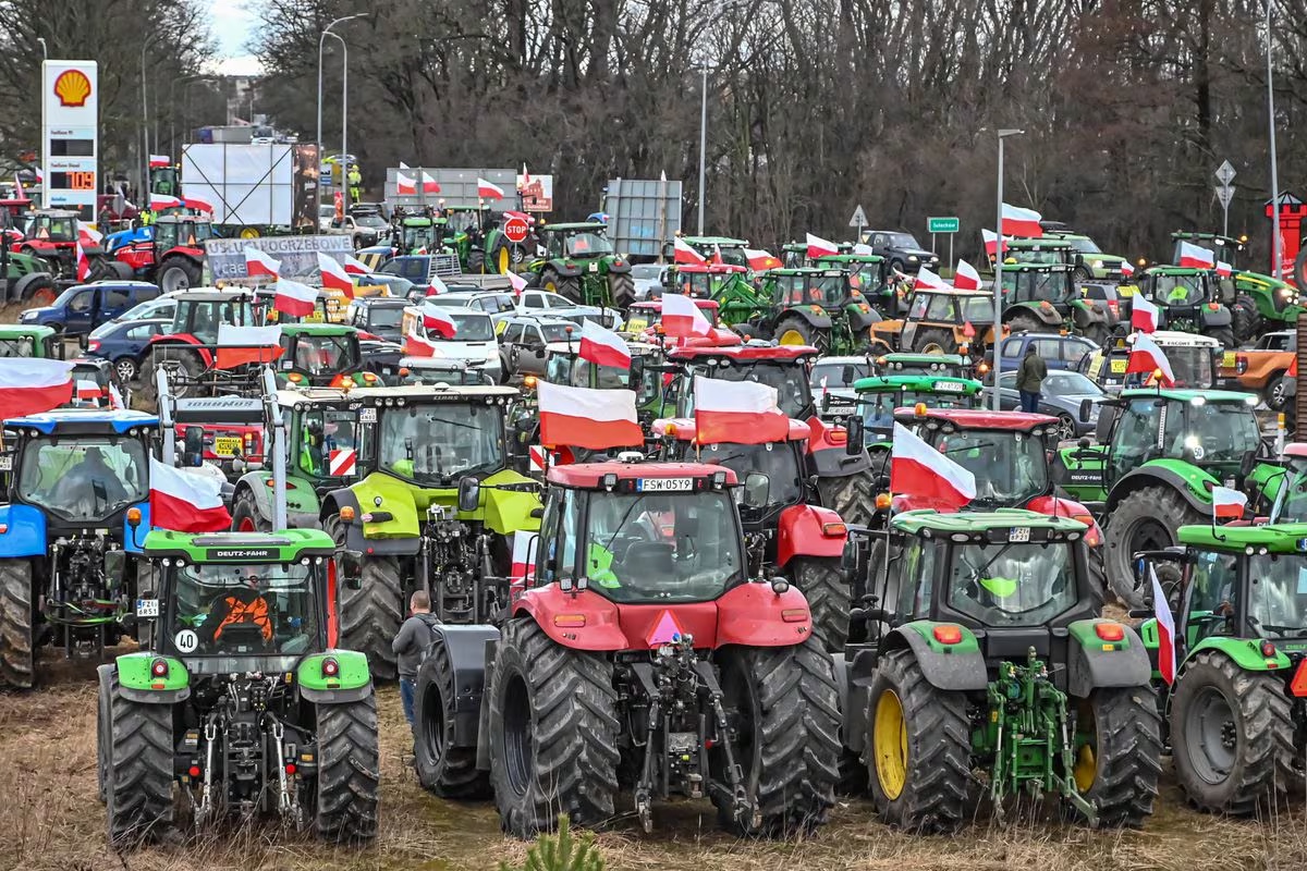 Nông dân Ba Lan phong tỏa tất cả cửa khẩu biên giới với Ukraine- Ảnh 1.