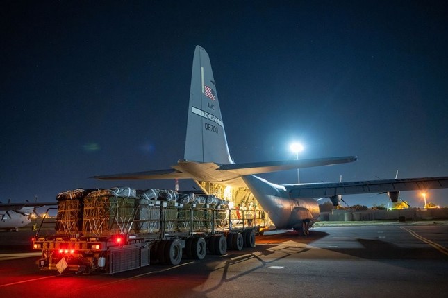 'Ngựa thồ' C-130 Mỹ thả 38.000 suất ăn xuống Dải Gaza- Ảnh 1.
