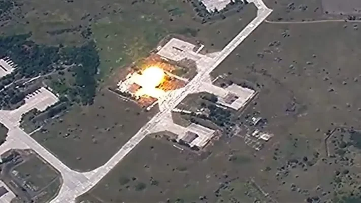 Video khoảnh khắc Iskander-M giội hỏa lực vào sân bay Dolgintsevo- Ảnh 1.