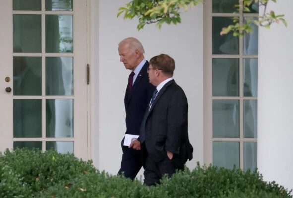 Tổng thống Mỹ Joe Biden nói chuyện cùng bác sĩ Kevin O’Connor tại Nhà Trắng. Ảnh: Reuters